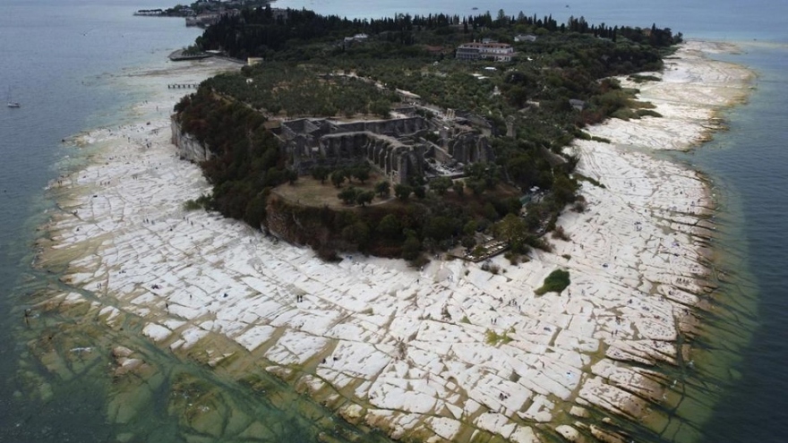 Hạn hán lịch sử khiến hồ Garda nổi tiếng ở Italy trơ bãi đá ngầm